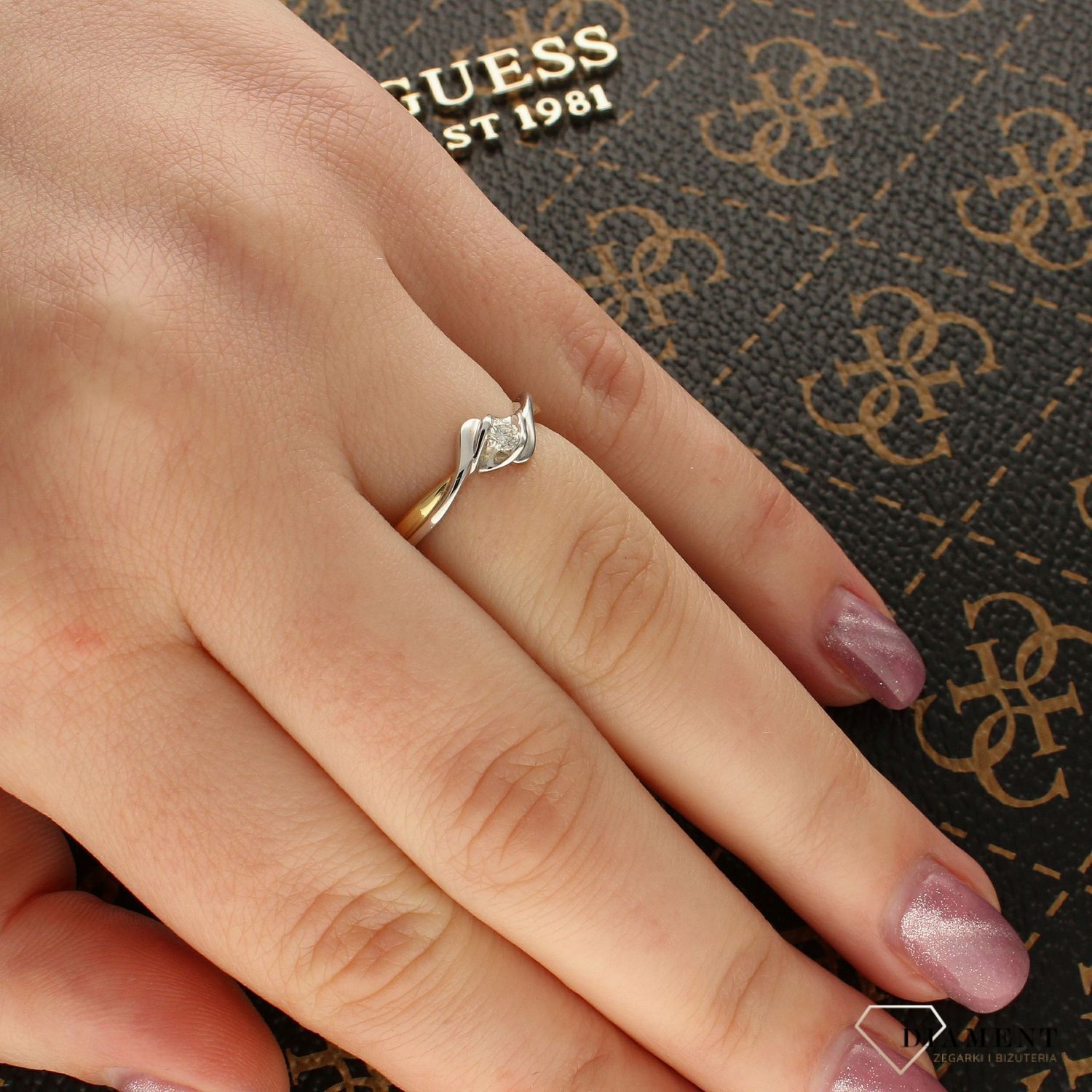 Pierścionek złoty DIAMENT żółte i białe złoto,  jeden diament, przekładany. Złoto i brylanty to wyjątkowe połączenie, które kobiety wprost uwielbiają. Pierścionek ofiarowany ukochanej 1.jpg